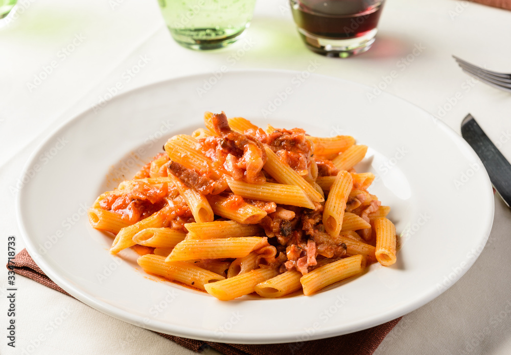 Pasta italiana, penne con ragù di carne e pancetta, fuoco selettivo Pasta italiana, penne con ragù di carne e pancetta, fuoco selettivo