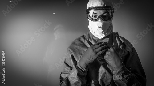 Photos Personal sanitario se protege en la epidemia de covid19