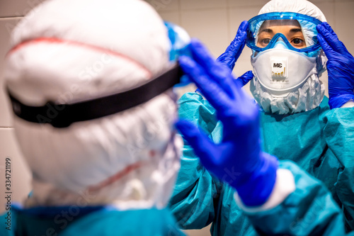 Photos Personal sanitario se protege en la epidemia de covid19