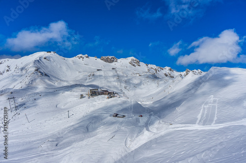 Gipfel ragen bis in den blauen Himmel