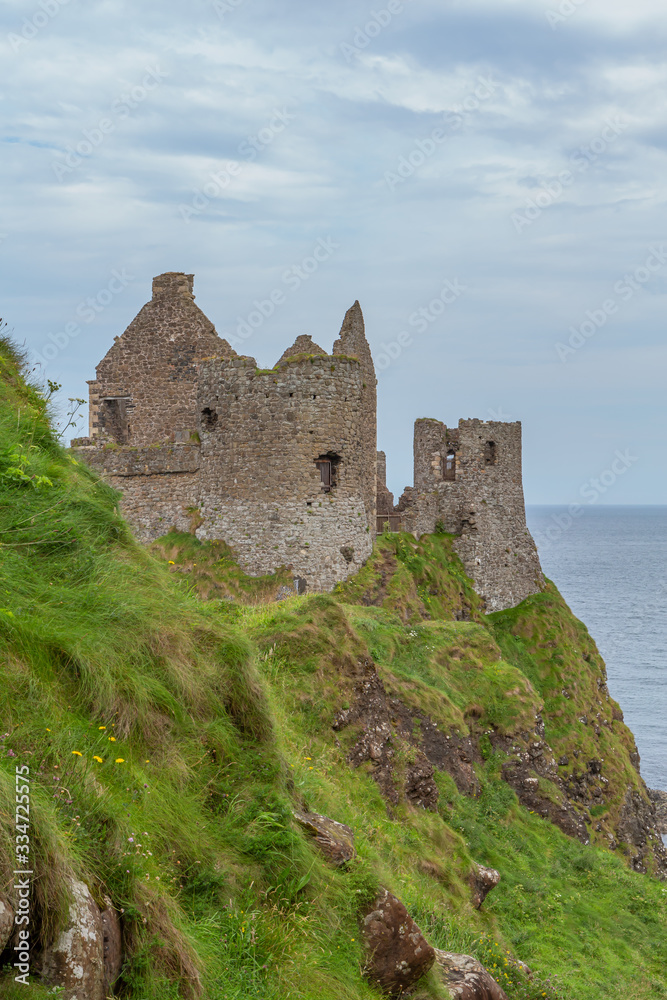 Ruinen von Dunluce Castle an der Causeway Coast - County Antrim, Nordirland 