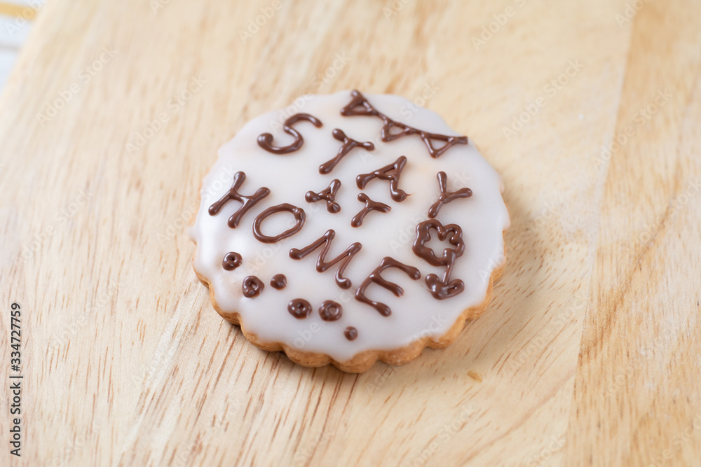 STAY AT HOMEと書かれた手作りのアイシングクッキー STAY AT HOMEと書かれた手作りのアイシングクッキー