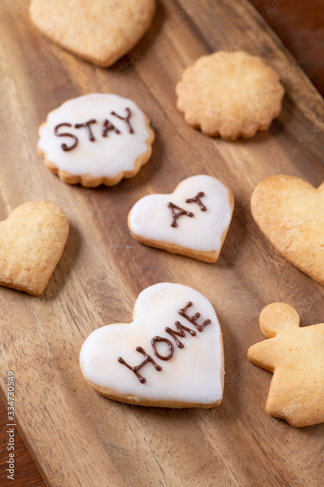 STAY AT HOMEと書かれた手作りのアイシングクッキー STAY AT HOMEと書かれた手作りのアイシングクッキー