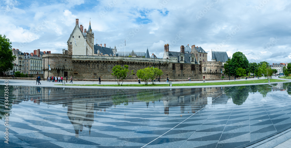 Panorama Miroir d'eau et château des ducs de Bretagne de Nantes