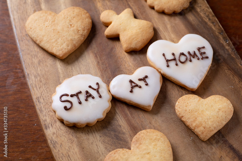 STAY AT HOMEと書かれた手作りのアイシングクッキー