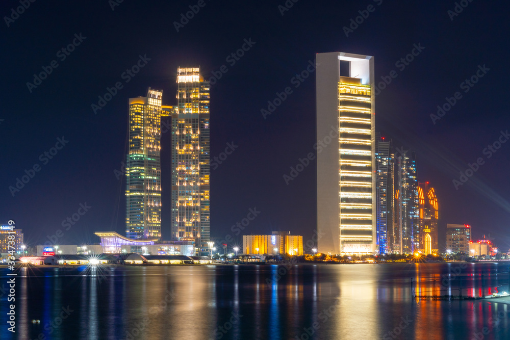 Naklejka premium Nocny widok panoramy nowoczesnych drapaczy chmur Abu Dhabi. Luksusowe hotele i centra biznesowe Zjednoczonych Emiratów Arabskich.