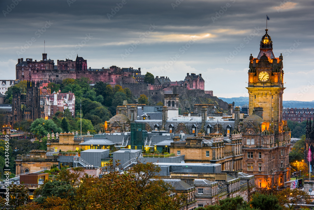 Fototapeta premium Edinburgh city skyline and castle at night, Scotland