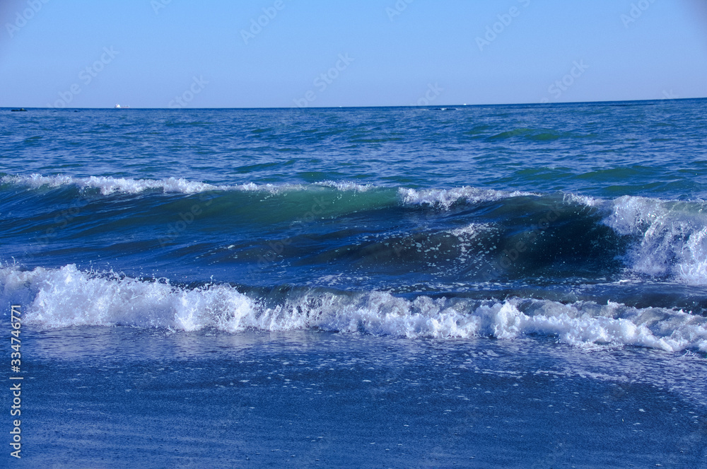 波たつ海水
