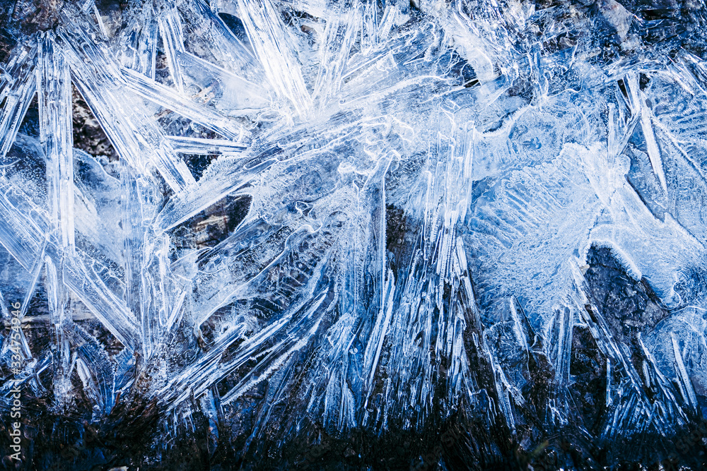 Obraz premium Arrière plan abstrait forme dans la glace, eau givrée