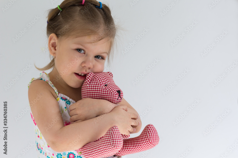 Φωτογραφία Portrait of caucasian child of three years old hugging toy bear on the white bac