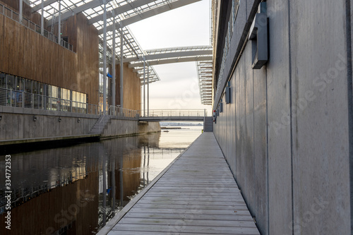 Fototapeta Naklejka Na Ścianę i Meble -  Moderne Architektur am Hafen von Oslo aus der Froschperspektive