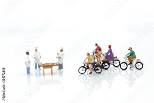 Miniature people : Revenue from delivery of goods, image use for food delivery , order shopping online concept. © polymanu
