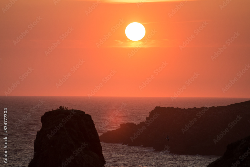 Couché du soleil au falaise en bord de mer 