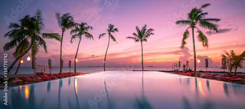 Fotografia Beautiful poolside and sunset sky with palm trees silhouette