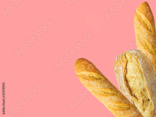 фотографія Freshly baked artisan whole french baguettes with golden crusty floury texture ciabatta on pink background
