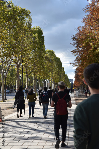 Se promener aux Champs-Elysées à Paris, France
