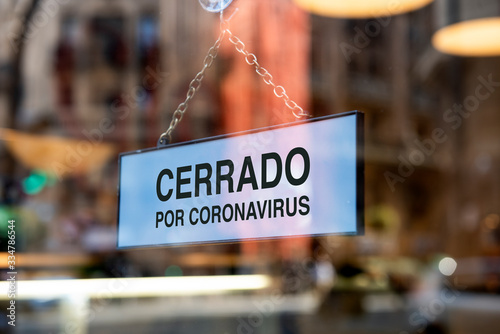Tarjeta con información sobre el cierre de la tienda en un escaparate debido al coronavirus.