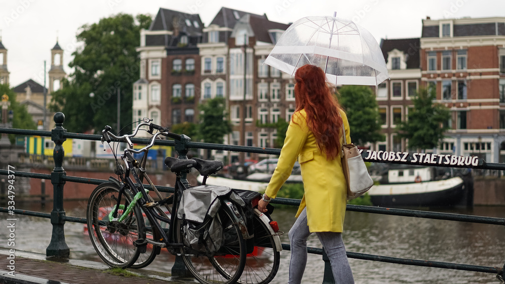 Naklejka premium girl with umbrella crosses the bridge