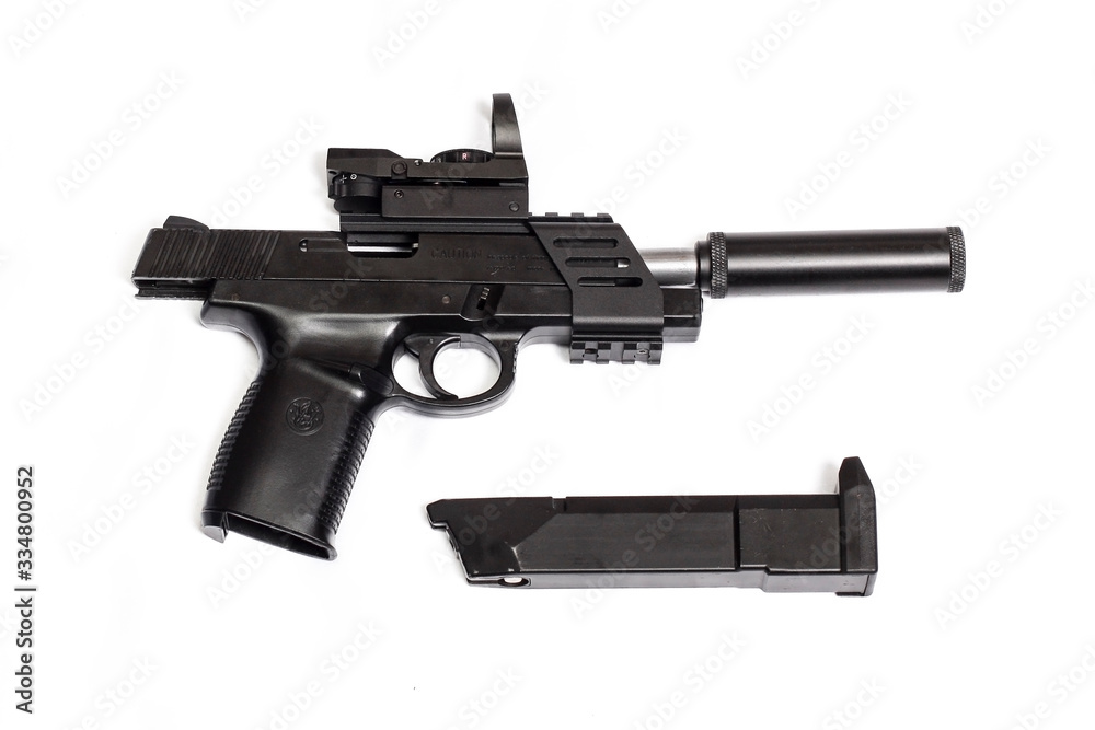 Pistola preta de airsoft com carregador, mira, silenciador. Arma de simulacro. 