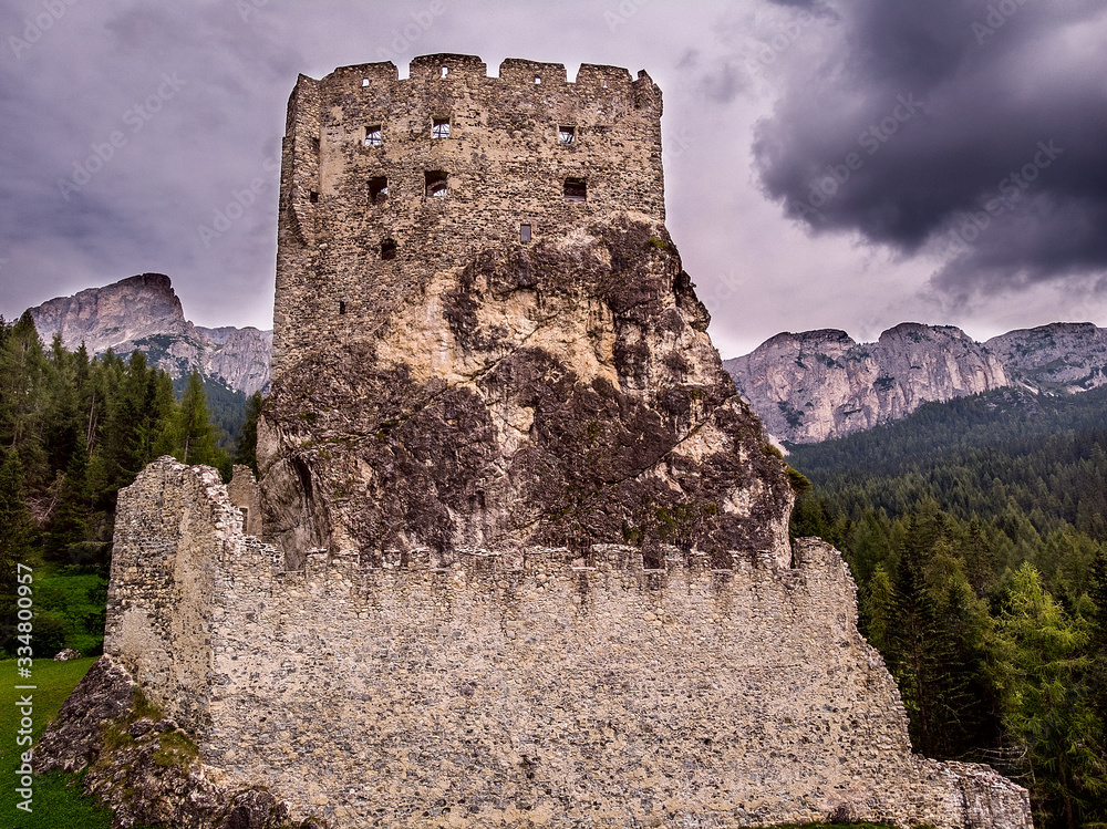 Dolomiti antica fortezza medievale costruita su masso eratico Dolomiti antica fortezza medievale costruita su masso eratico