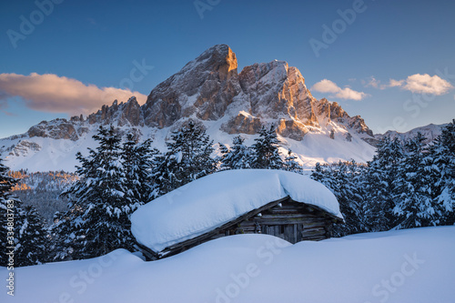 Foto the snowcapped Sass De Putia and wooden house, Passo delle Erbe, trentino Alto A