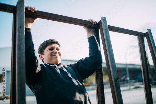 Fitnesstraining, beim Crossfit pullup oder klimmzug photo