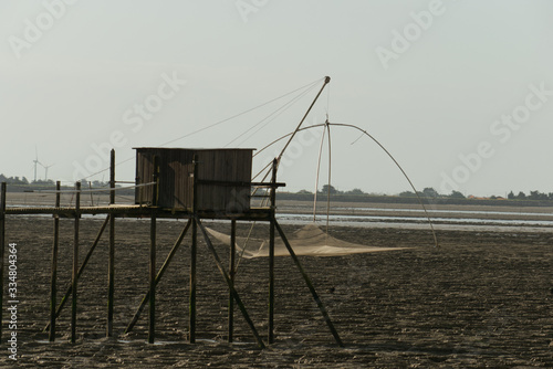 Les Moustiers en Retz en Loire atlantique pêche au carrelet au bout d'un ponton sur la côte et le rivage