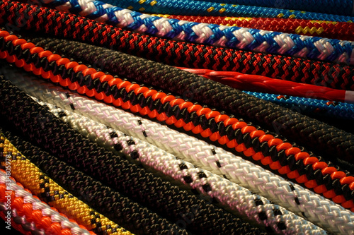 Cordas de rappel e escalada em macro. Close up com texturas de fios trançados e cordas.
