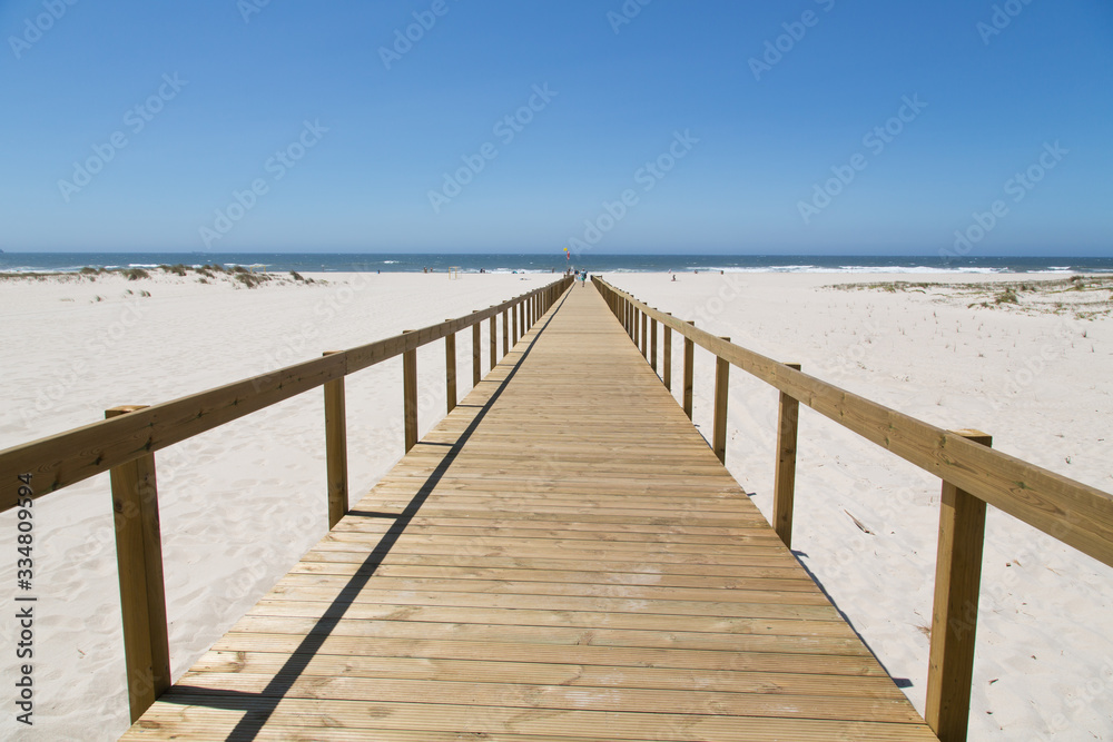 Strand Landschaften Portugal: Holzsteg zum breiten Strand am Naturpark Dünen von São Jacinto am Atlantik nahe Ria de Aveiro