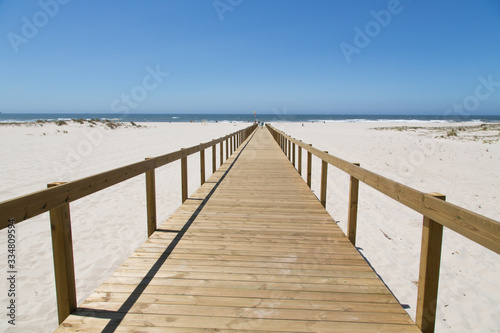 Strand Landschaften Portugal: Holzsteg zum breiten Strand am Naturpark Dünen von São Jacinto am Atlantik nahe Ria de Aveiro © blickwinkel2511