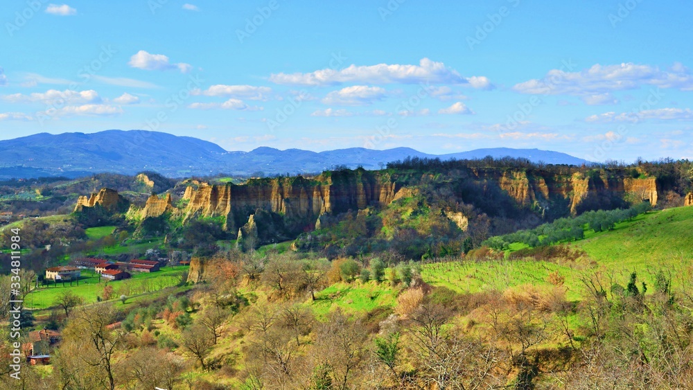 Naklejka premium paesaggio naturale toscano delle Balze del Valdarno in Arezzo in Italia. Sono dei rilievi di detriti stratificati formati per erosione in seguito al prosciugamento di un lago nella zona di due milioni