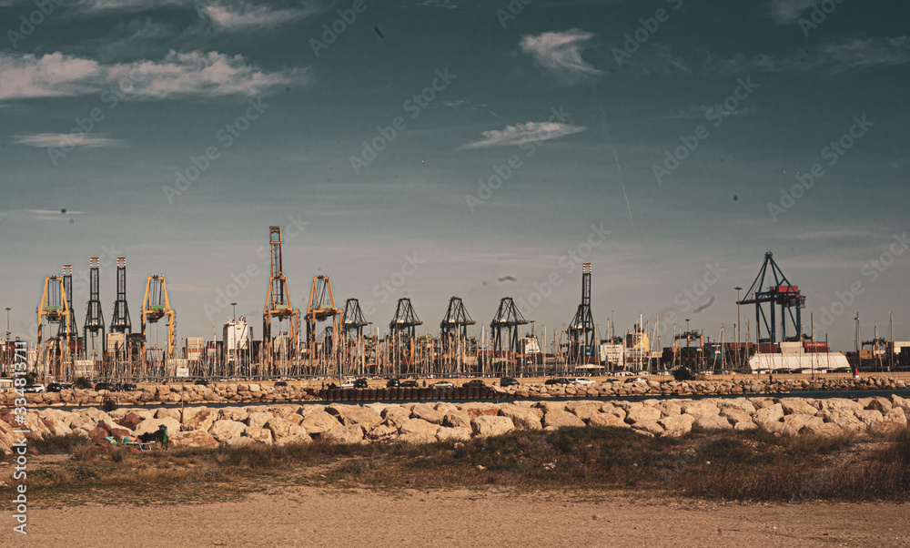 Fototapeta premium puerto de valencia, desde la playa de Pinedo