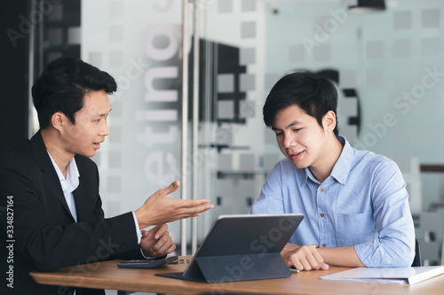 Businessmen teamwork meeting to discuss the investment.