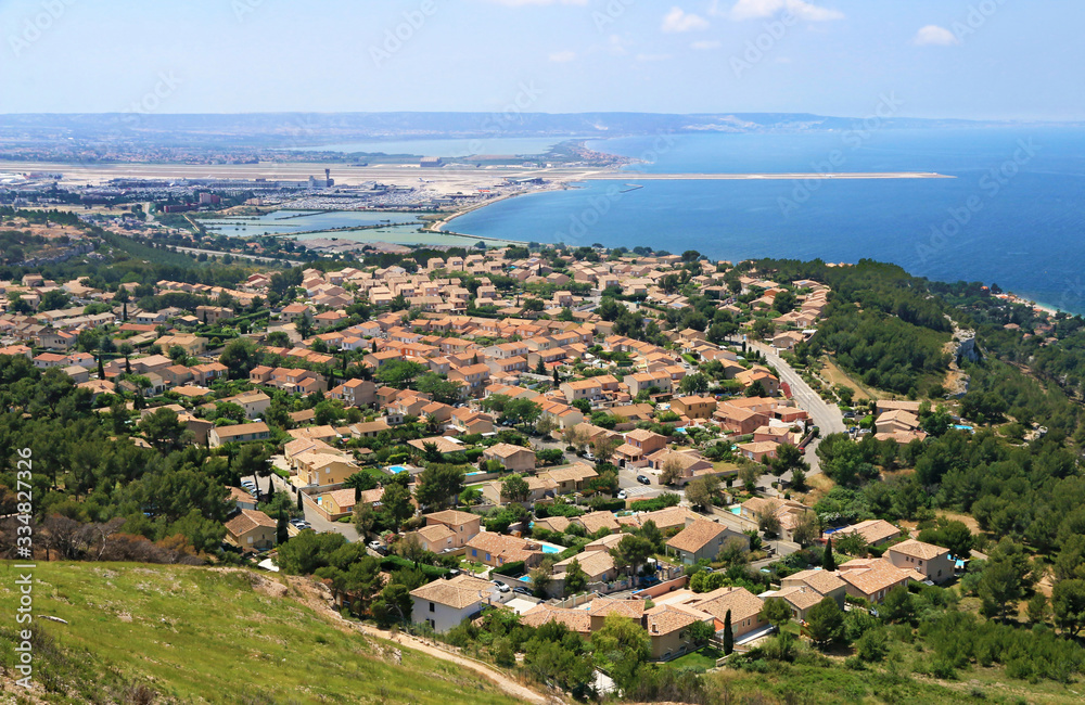 Le village de Vitrolles ,au bord de l'étang de Berre, près de Marseille.