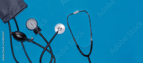 Aneroid blood pressure kit for pressure measurement on a blue background. medical concept, health care and the diagnosis of pneumonia in the coronavirus.