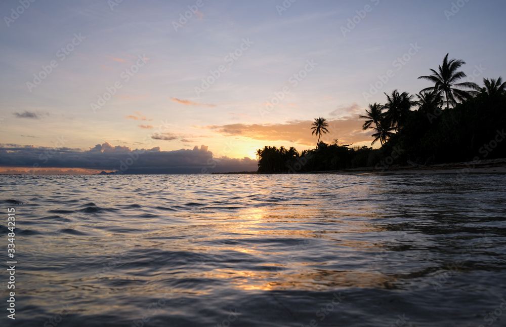 Coucher de soleil tropical sur une plage de la Guadeloupe dans les Antilles françaises
