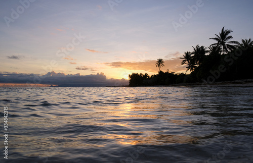 Coucher de soleil tropical sur une plage de la Guadeloupe dans les Antilles françaises
