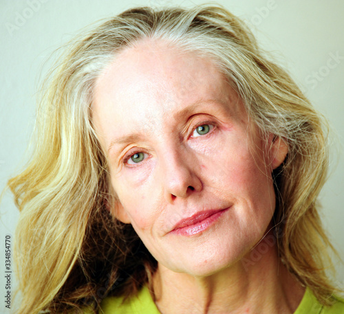 Canvastavla Mature female beauty expressions indoors.
