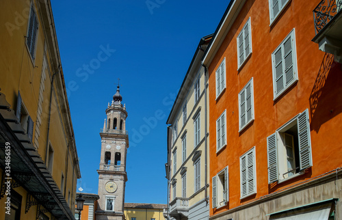 Bright and colorful Italian cityscape. Sunlit streets. Colorful houses. Warm and comfortable. © 31etc