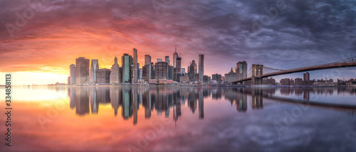 New york skyline reflection on the Hudson river at Brooklyn bridge at sunset © Creative Clicks
