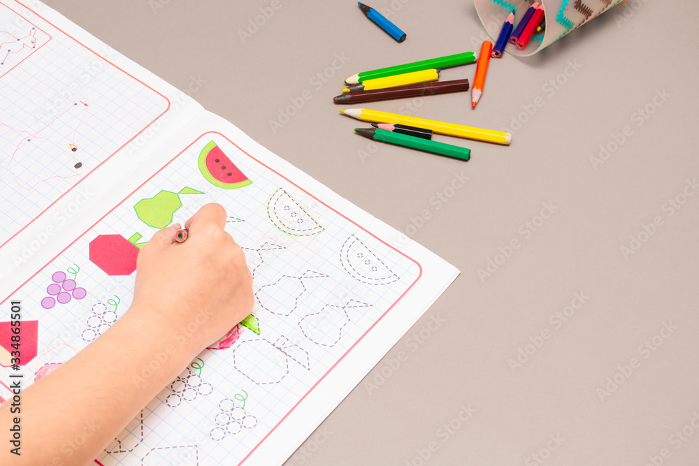 The child draws around the dotted line drawings. The early development of the child. The child draws around the dotted line drawings. The early development of the child.