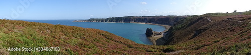 vue panoramique de l'Anse de Sevigne au Cap Frehel, près du Fort la Latte, en Bretagne, France en août 2019