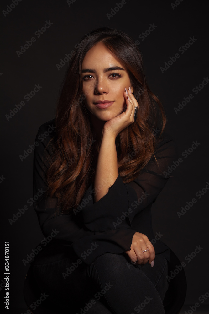 Retrato Joven Mujer Mexicana Profesional en estudio fondo negro