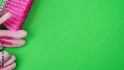 Mini brosse de nettoyage pour bureau  petit balais sur un arri  re plan de couleur vert fluorescent