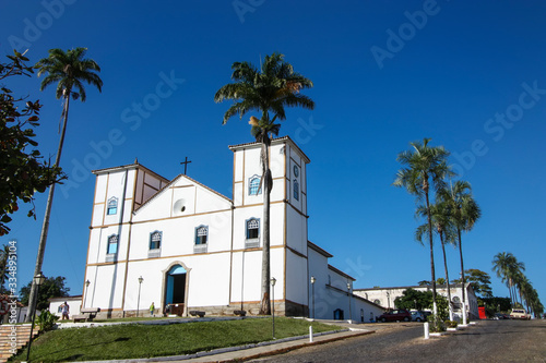 Igreja matriz de Nossa Senhora do Rosário em Pirenópolis, Goiás, em dia limpo de céu azul.