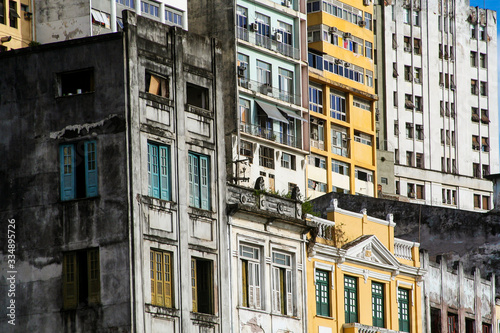 Paredão de prédios, janelas, construções de vários estilos em Salvador, Bahia