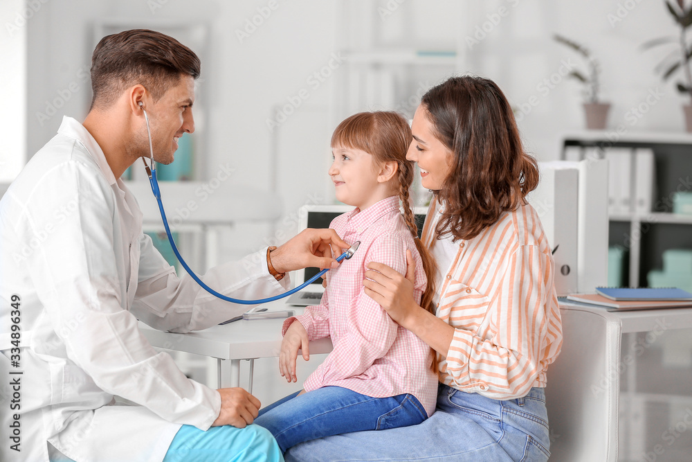 Obraz premium Woman with little daughter visiting pediatrician in clinic