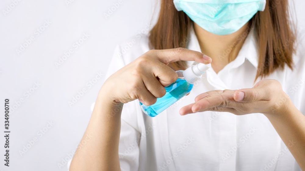 The girl's hand is cleaning her hands with Spay Alcohol. To get rid of various germs and viruses. The girl's hand is cleaning her hands with Spay Alcohol. To get rid of various germs and viruses.