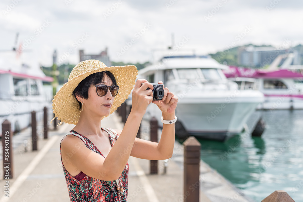 woman with hat take a pictures