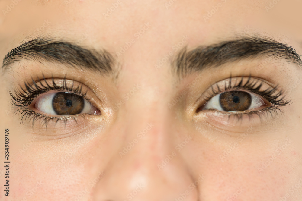 Obraz premium Young lady receiving an eyelash treatment